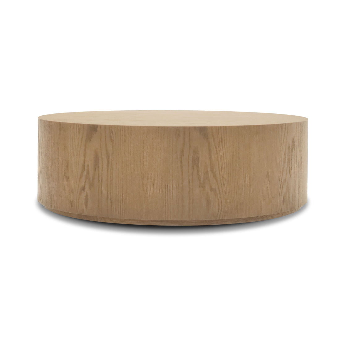 La Table basse circulaire 48 Essence de Humble Nature met en valeur lélégance des matériaux naturels avec sa texture de grain de bois clair. Sa simplicité sereine, sur fond blanc uni, met en valeur nimporte quel espace.