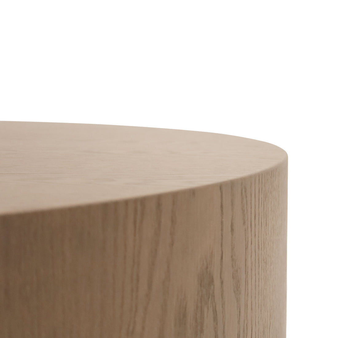 Gros plan du bord de la Table basse circulaire 48 Essence | Authentik de Humble Nature, mettant en valeur sa finition en bois clair, sa surface lisse et son grain de bois naturel. La vue en angle met en valeur lépaisseur et la texture du plateau de table, fabriqué à partir de matériaux naturels.