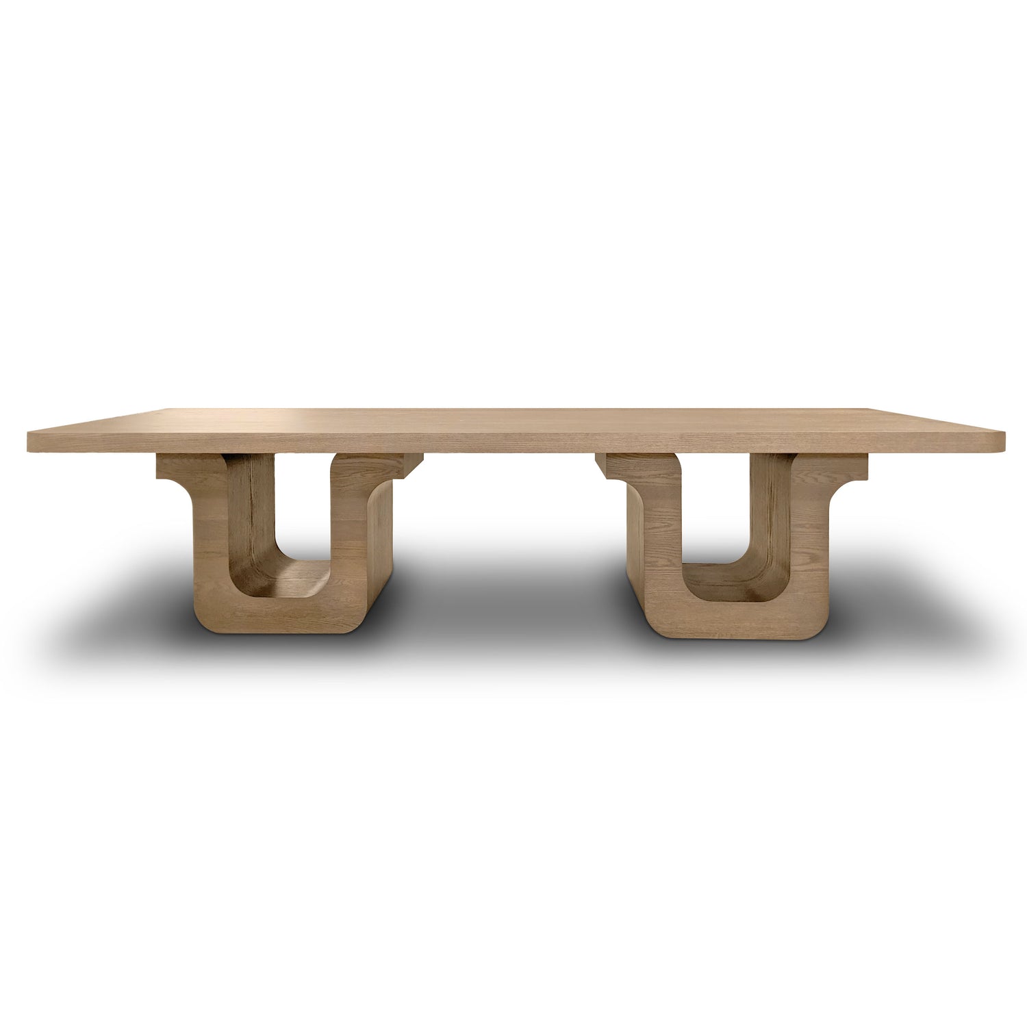 Cette Table à dîner 120 Suite │ PECAN, fabriquée par Humble Nature, présente une finition polie naturelle et un grand plateau rectangulaire soutenu par deux pieds en U, ce qui en fait une superbe pièce maîtresse. Sur fond blanc, elle dégage une élégance raffinée semblable au placage de chêne rouge.