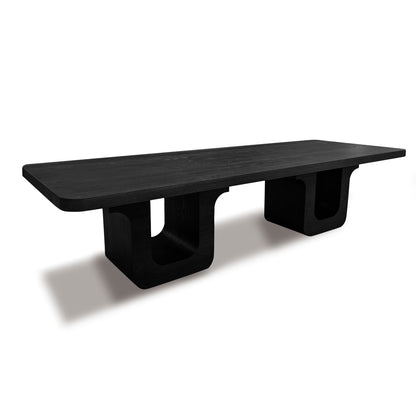 La Table à dîner 120 Suite │ Onyx de Humble Nature est une superbe pièce maîtresse. Cette longue table rectangulaire en bois présente une surface lisse et deux pieds en U, avec une riche finition noire foncé rappelant le placage de chêne rouge, projetant une ombre subtile sur le fond blanc.