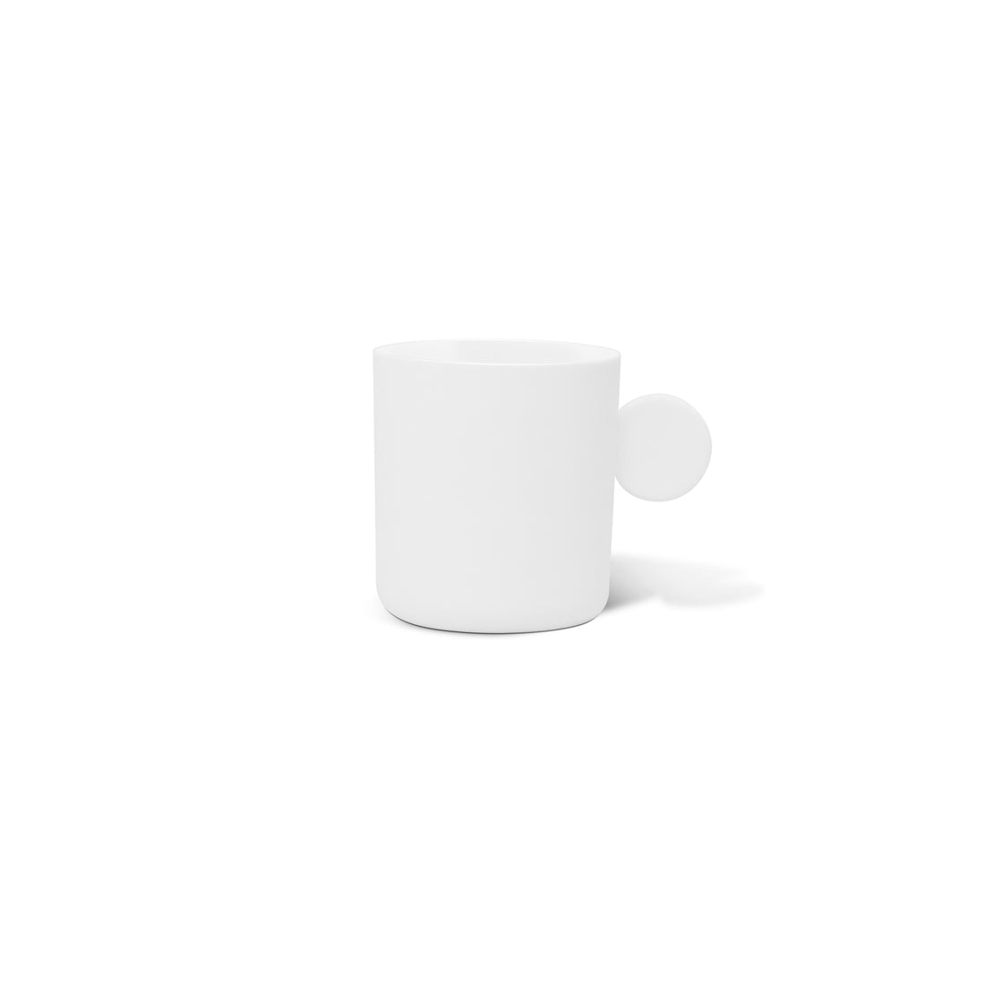 Une tasse blanche unie avec une ombre subtile sur un fond blanc, cette pièce de la tasse en céramique  | Ensemble de 6 par Humble Nature ajoute une élégance discrète à n&