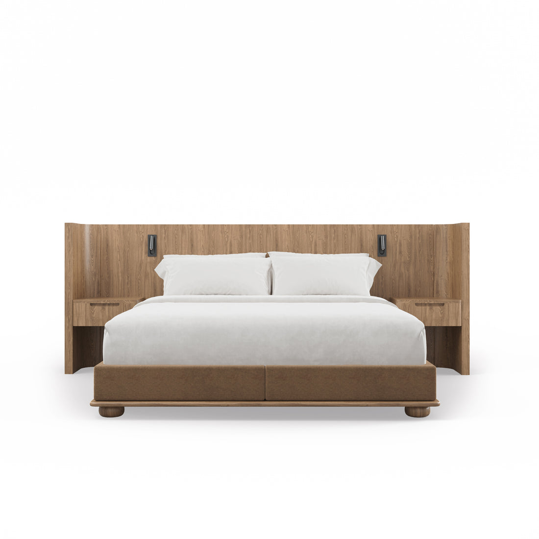 Le Lit Essence avec tables de nuit | AUTHENTIK de Humble Nature Design comprend du chêne rouge massif, une tête de lit haute, une literie blanche et deux tables de chevet assorties avec des lampes de lecture montées pour un look contemporain luxueux et minimaliste.