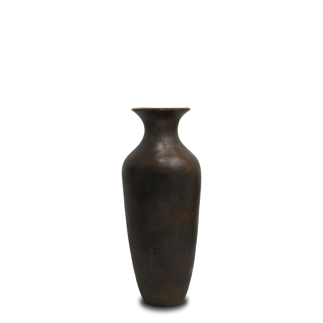 Le Vase en argile | Medium de Humble Nature se dresse fièrement sur un fond blanc. Cette élégante pièce en bronze foncé, avec son col étroit et son bord évasé, présente une finition lisse et brillante qui met en valeur son savoir-faire artisanal dinspiration mexicaine.