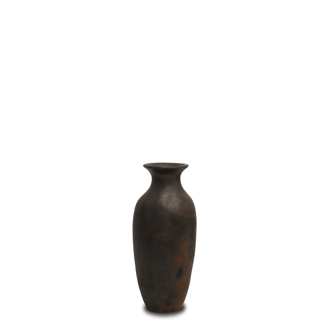 Un seul vase en argile marron foncé | Petit de Humble Nature, doté dun col étroit et dun bord évasé, fabriqué avec un savoir-faire traditionnel, sur un fond blanc uni.