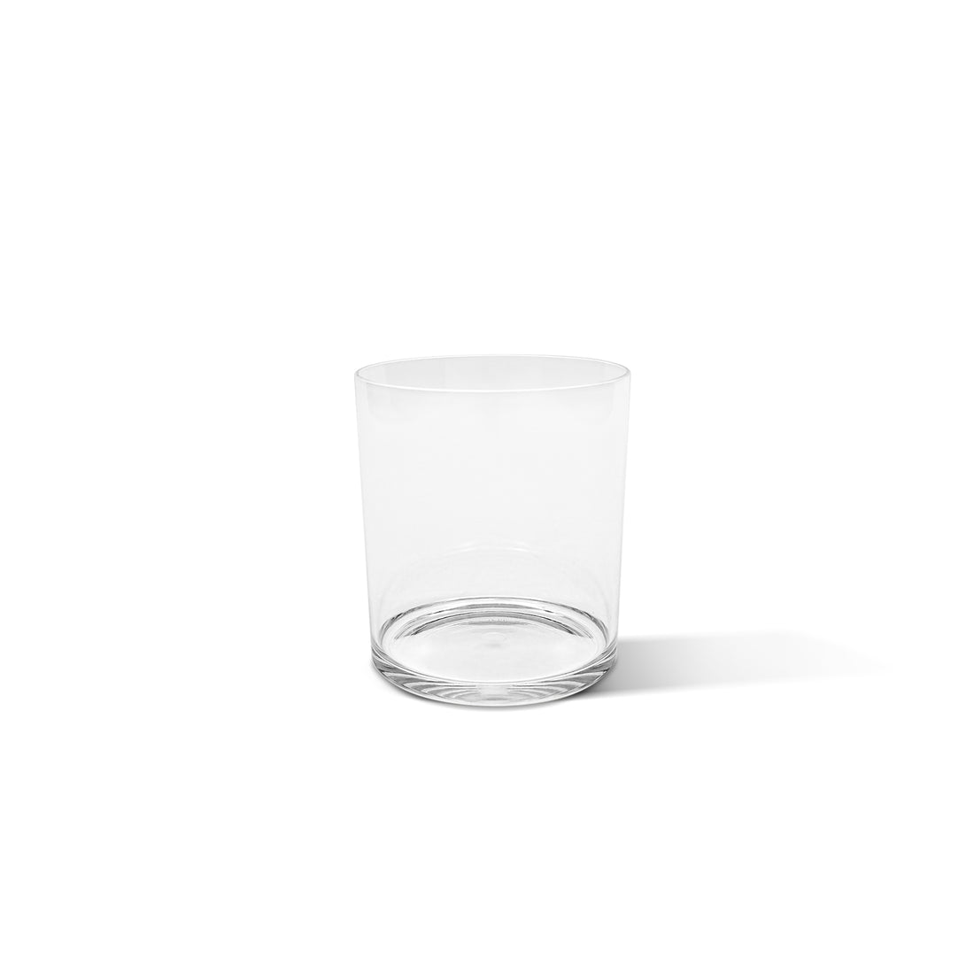 Verre extérieur en plastique sur fond blanc, conçu avec raffinement par Humble Nature. 