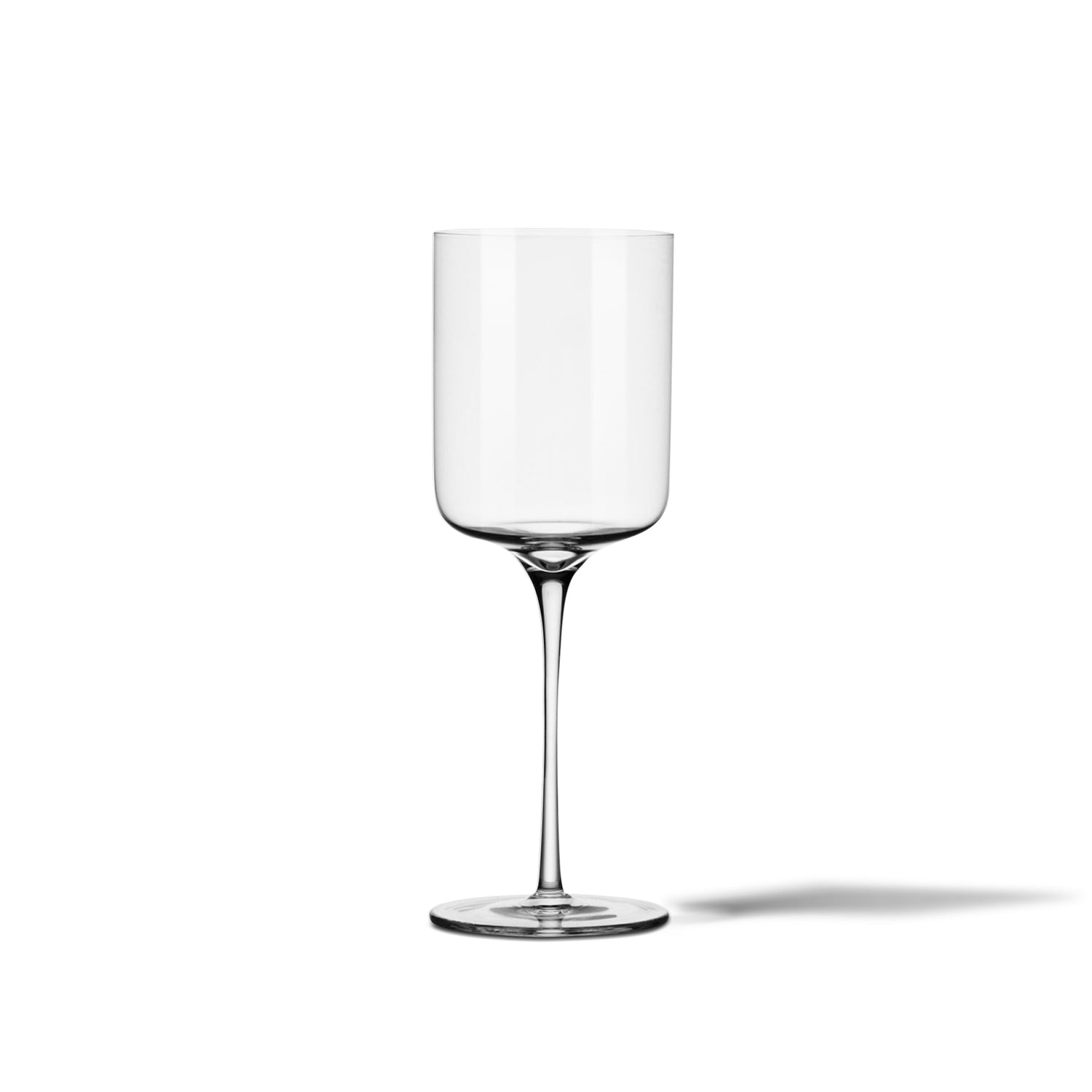 Verre à vin de la collection Humble Nature, soufflée à la main dans un cristal fin et léger. Cette pièce raffinée incarne le mariage parfait entre artisanat délicat, tradition et design contemporain, pour une expérience luxueuse et sophistiquée.