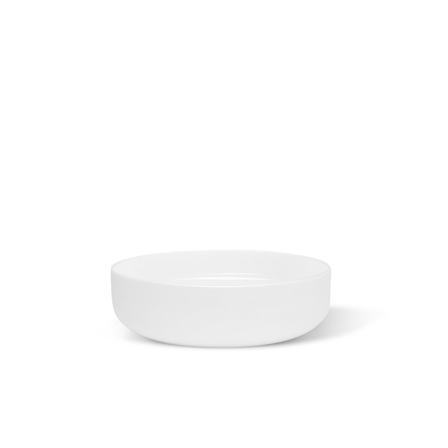 Un bol rond en céramique blanc et épurée de le bol  en céramique | Ensemble de 6 de Humble Nature est présentée sur un fond blanc uni. Cette pièce de vaisselle en céramique présente un design minimaliste et une couleur blanche.