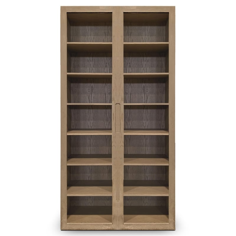 Larmoire double fini Authentik | Porte verre de Humble Nature est une armoire de collection haute en bois avec deux portes en verre. Elle comporte plusieurs étagères vides et présente une finition marron clair naturelle avec placage de chêne rouge dans un design simple et moderne.