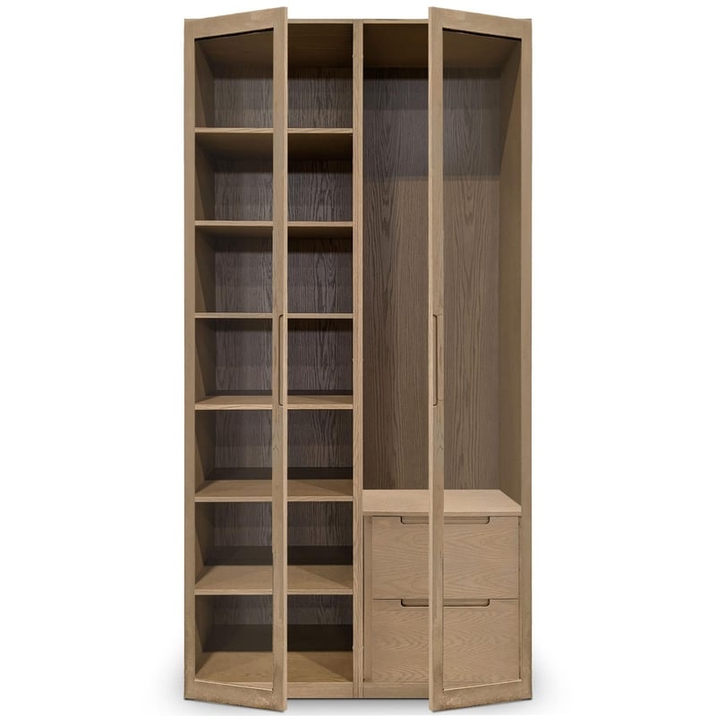 Larmoire double fini Authentik | Porte verre de Humble Nature est une armoire en bois remarquable avec deux portes hautes révélant un design chic. Dotée de cinq étagères à gauche et de deux tiroirs avec espace au-dessus à droite, elle présente une finition en bois clair et un placage de chêne rouge pour un look minimaliste et haut de gamme.