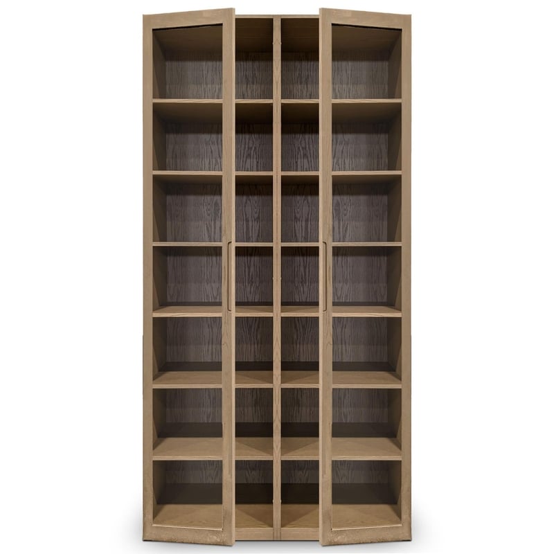 Larmoire double fini Authentik | Porte verre de Humble Nature est une grande bibliothèque en bois brun clair avec placage de chêne rouge. Elle est dotée de deux portes vitrées et de plusieurs étagères et se dresse vide sur un fond blanc uni, faisant partie de lélégante série darmoires Collection.