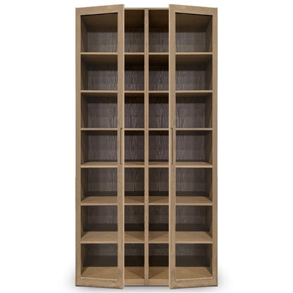 Larmoire double fini Authentik | Porte verre de Humble Nature est une grande bibliothèque en bois brun clair avec placage de chêne rouge. Elle est dotée de deux portes vitrées et de plusieurs étagères et se dresse vide sur un fond blanc uni, faisant partie de lélégante série darmoires Collection.