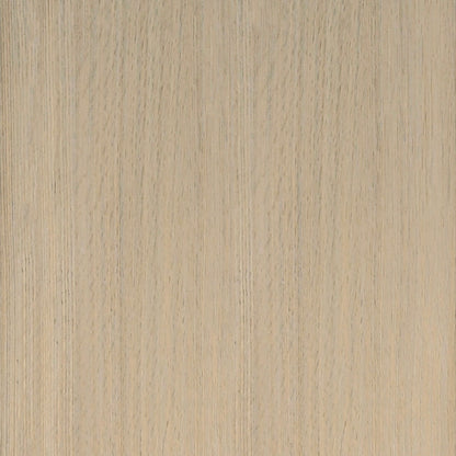 La Porte Pure en chêne rouge placage brossé faux quartier de Humble Nature présente une texture de grain de bois pâle avec de riches teintes naturelles, mettant en valeur des motifs naturels et des lignes verticales sur toute la surface. Le design accentue l&