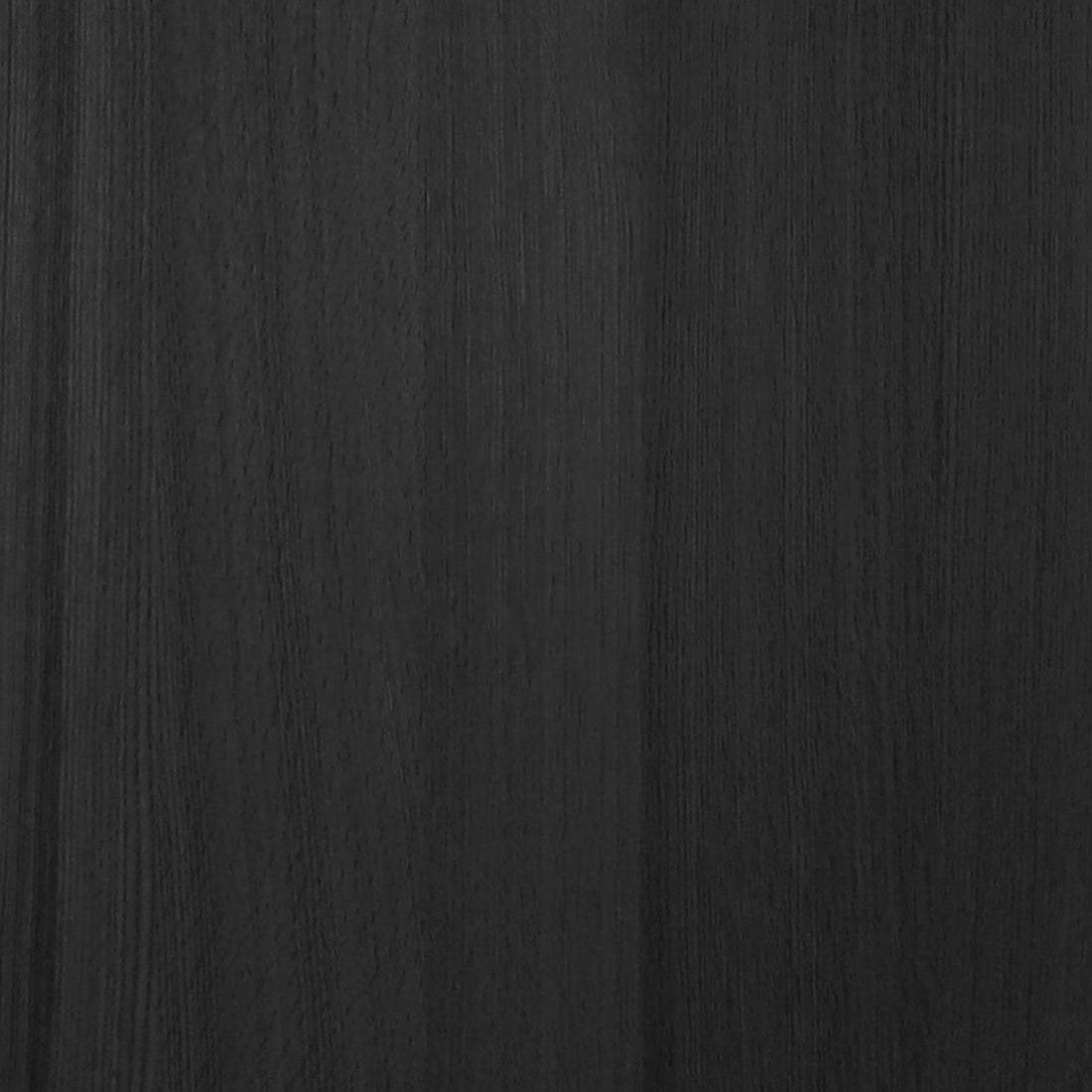 La Porte Pure en chêne rouge placage brossé faux quartier de Humble Nature présente une texture de grain de bois foncé avec de riches teintes noires, mettant en valeur des motifs naturels et des lignes verticales sur toute la surface. Le design accentue l&