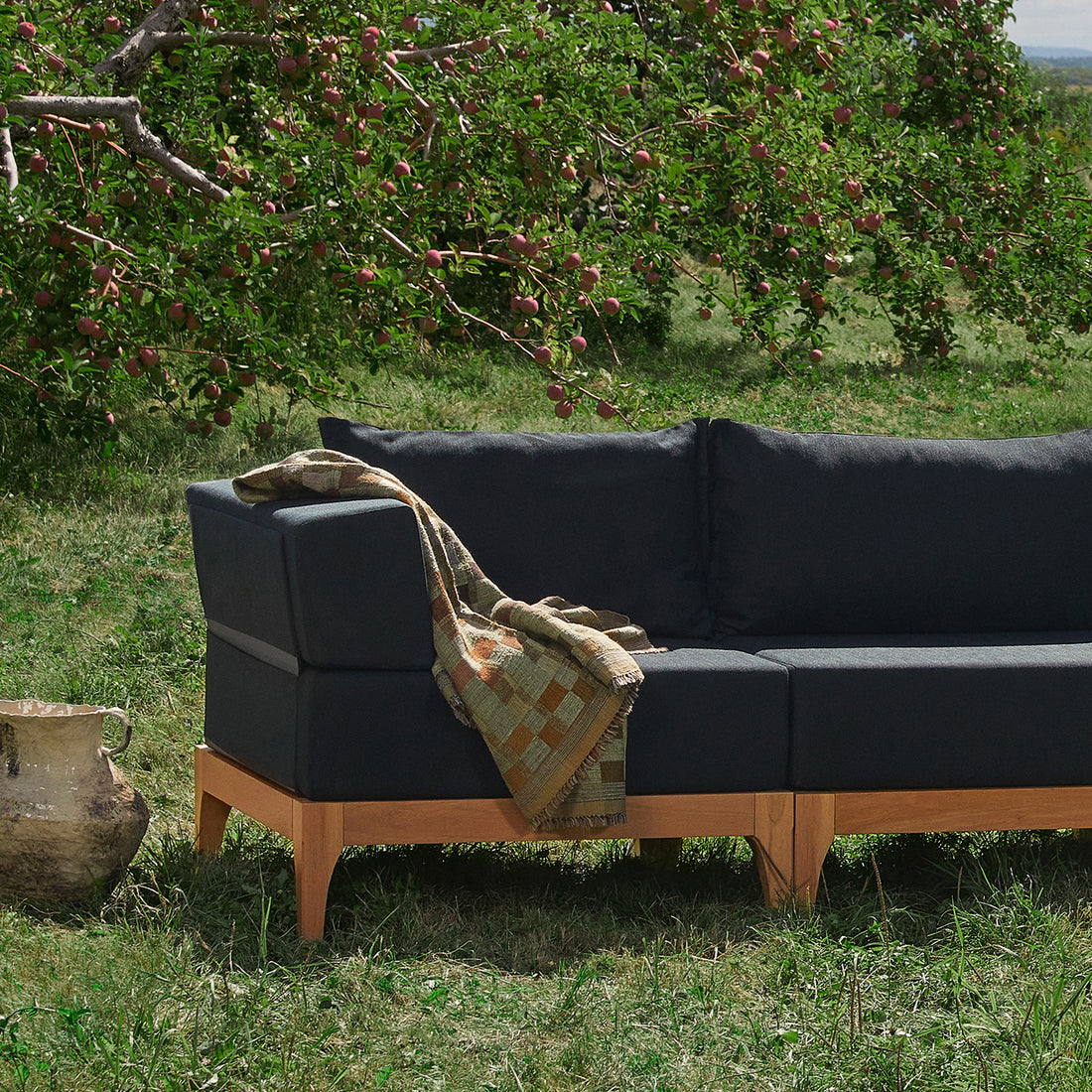 Vivere natural wood outdoor corner sofa | Black