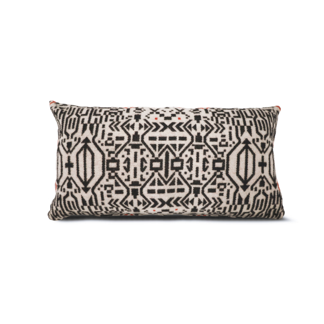 Le Coussin en laine de mérinos Large Amik de Caroline Monnet et Humble Nature présente un motif tribal géométrique noir et blanc avec des formes en losange et en zigzag, fabriqué à partir dun tissu texturé aux bords légèrement arrondis. Il complète la collection jeté et coussins Amik, ajoutant une immersion culturelle à votre espace.