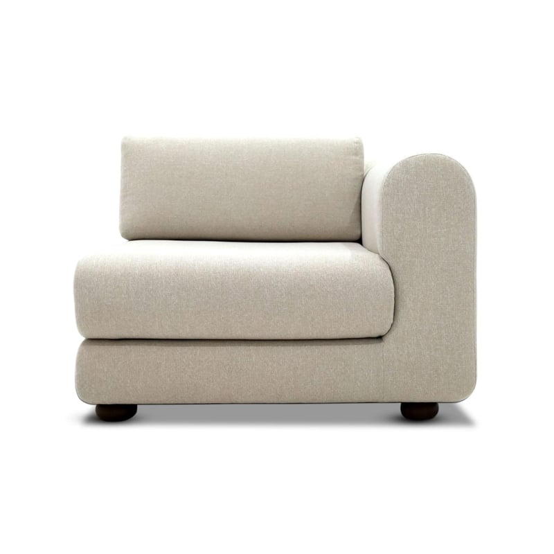 De la collection Suite Sofa de Humble Nature, le canapé coin droit Suite est un canapé sectionnel beige moderne doté dun accoudoir incurvé simple à droite. Il est doté de coussins épais, de pieds bas et ronds en bois foncé et dun revêtement en tissu texturé doux incarnant lélégance du design de luxe.