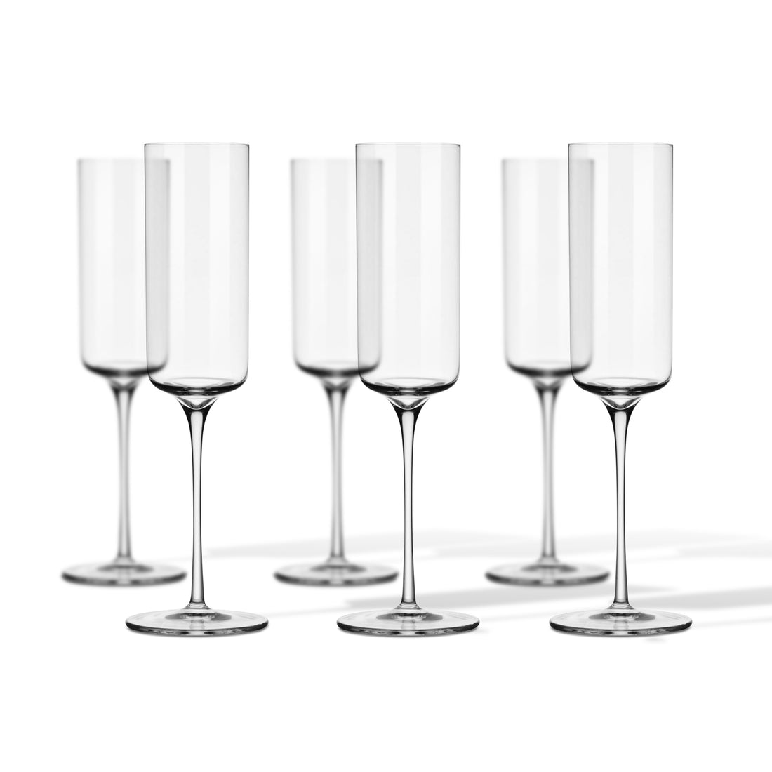 Ensemble de six flûtes à champagne en cristal fin et léger, soufflées à la main, issues de la collection Humble Nature. Chaque pièce reflète un design contemporain et sophistiqué, parfait pour des moments de célébration élégants et raffinés.