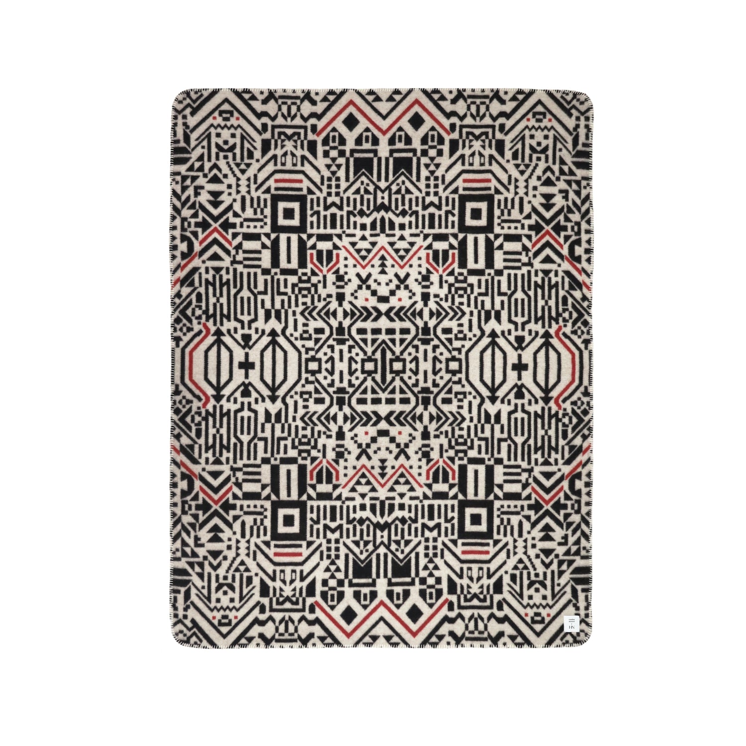 Cet jeté en laine de mérinos Amik rectangulaire par Caroline Monnet présente un motif géométrique complexe en noir, rouge et crème avec des formes symétriques ressemblant à une tapisserie traditionnelle. Il complète votre configuration douillette lorsquil est associé à  des coussins Amik assortis.