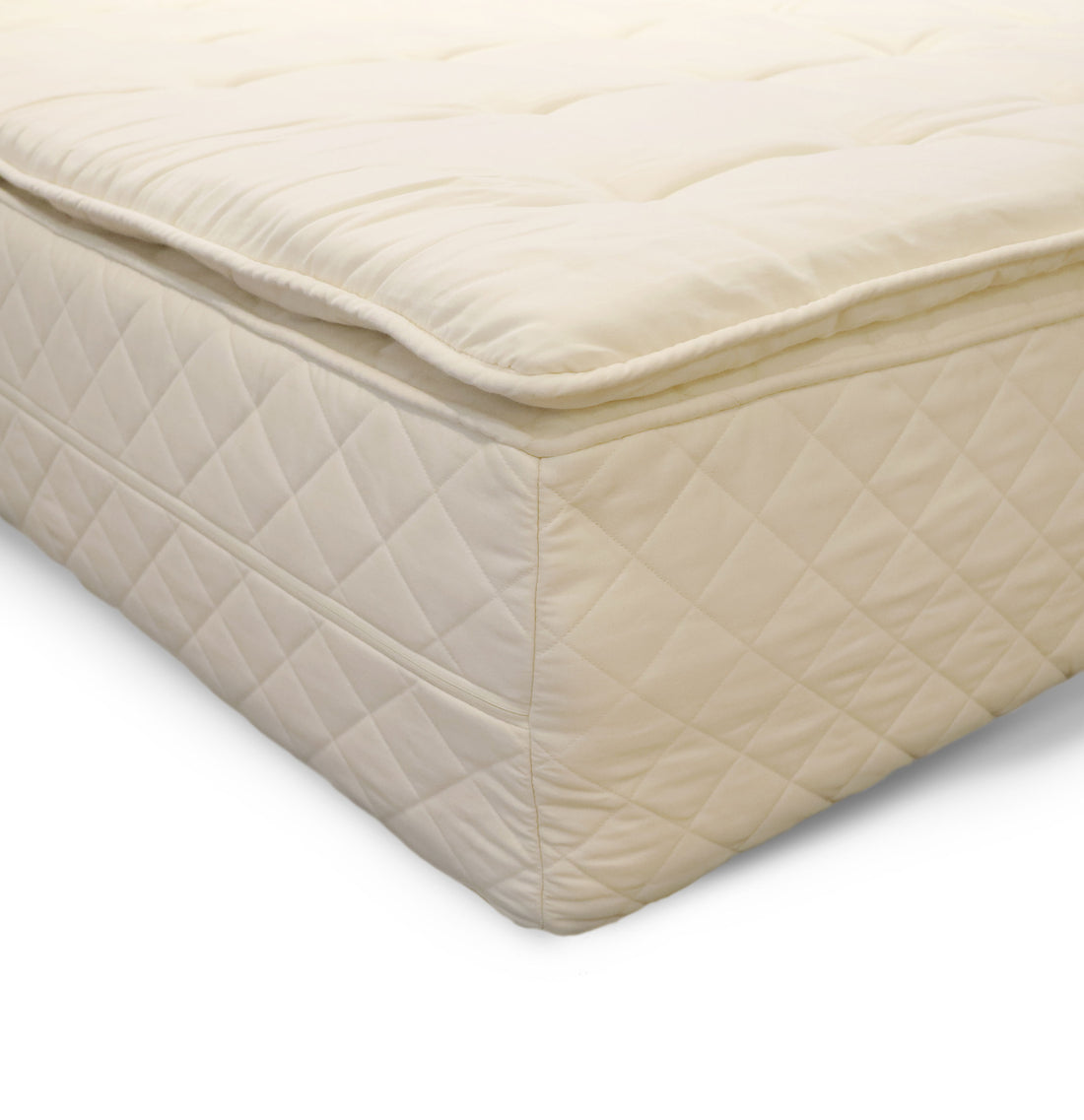 Vue rapprochée dun ensemble matelas et surmatelas Obasan x Humble Nature │ KING de couleur beige avec un motif matelassé. Le matelas biologique est doté dune couche supérieure moelleuse et est présenté sur un fond blanc uni.