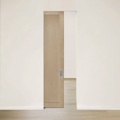 Une Porte Pure escamotable en chêne rouge placage brossé faux quartier Authentik partiellement ouverte de Humble Nature orne une pièce minimaliste et moderne avec un parquet en bois clair et des murs couleur crème.