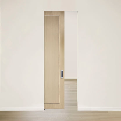 Une Porte CONTOUR escamotable en placage de chêne blanc brossé de Humble Nature est partiellement ouverte dans un mur blanc cassé. Son plancher en pin massif complète la finition de la porte, partageant un aspect intérieur harmonieux. Une poignée en métal épurée ajoute de lélégance, et la fabrication au Québec assure un savoir-faire de qualité.