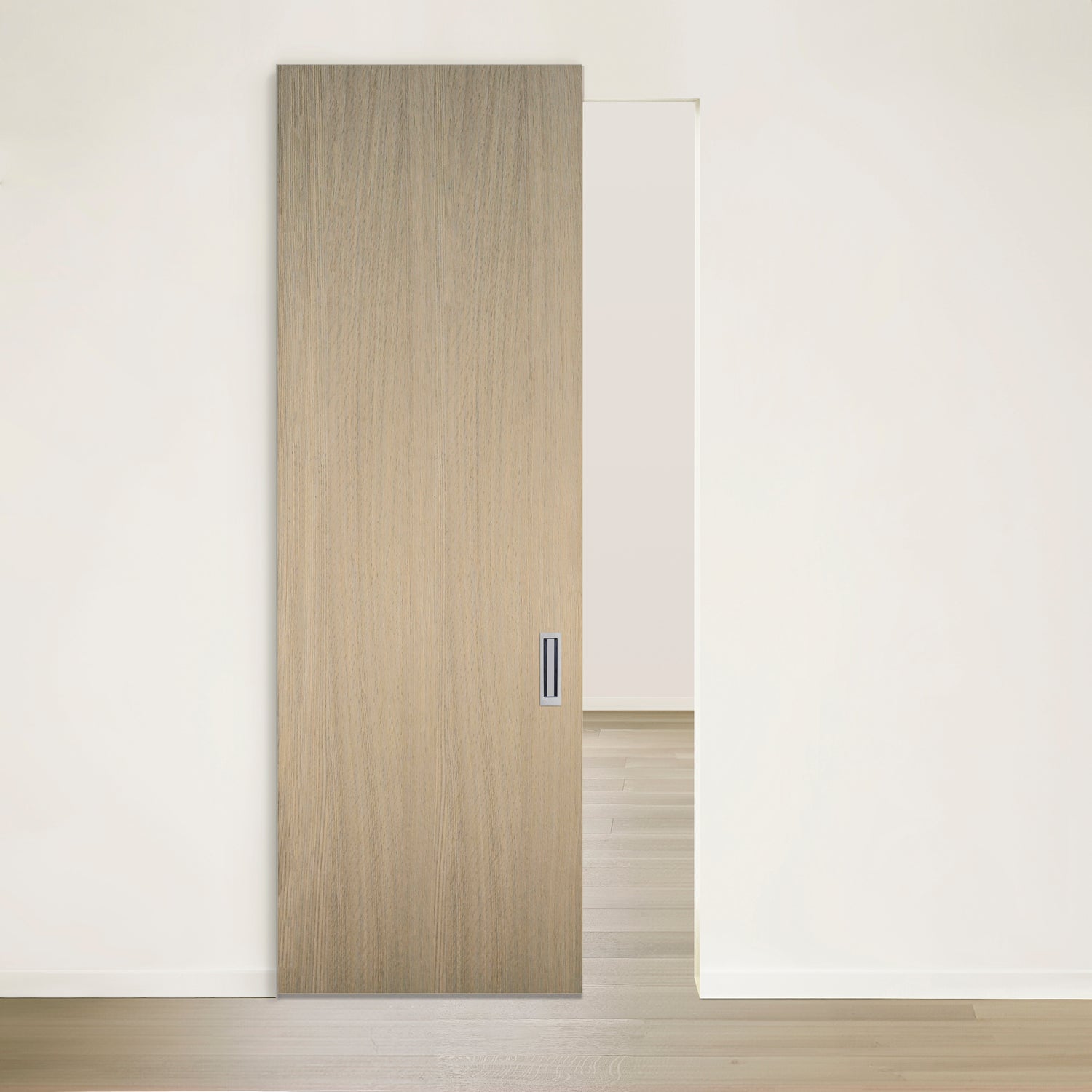 Dans une pièce minimaliste, la Porte Pure coulissante en chêne rouge placage brossé faux quartier Authentik de Humble Nature rehausse lesthétique sereine, avec son design partiellement ouvert et son grain naturel sur un mur propre et clair. Le plancher en bois clair assorti ajoute à lélégance harmonieuse des portes modernes.