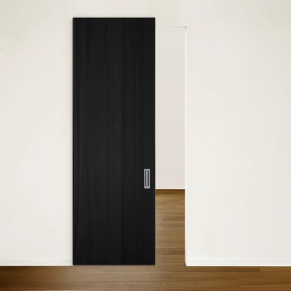 La porte coulissante moderne Humble Nature Porte Pure en chêne rouge placage brossé faux quartier Onyx est partiellement ouverte, révélant un plancher en bois et un mur beige clair. Sa poignée épurée se démarque du décor minimaliste, soulignant lélégance des portes modernes.