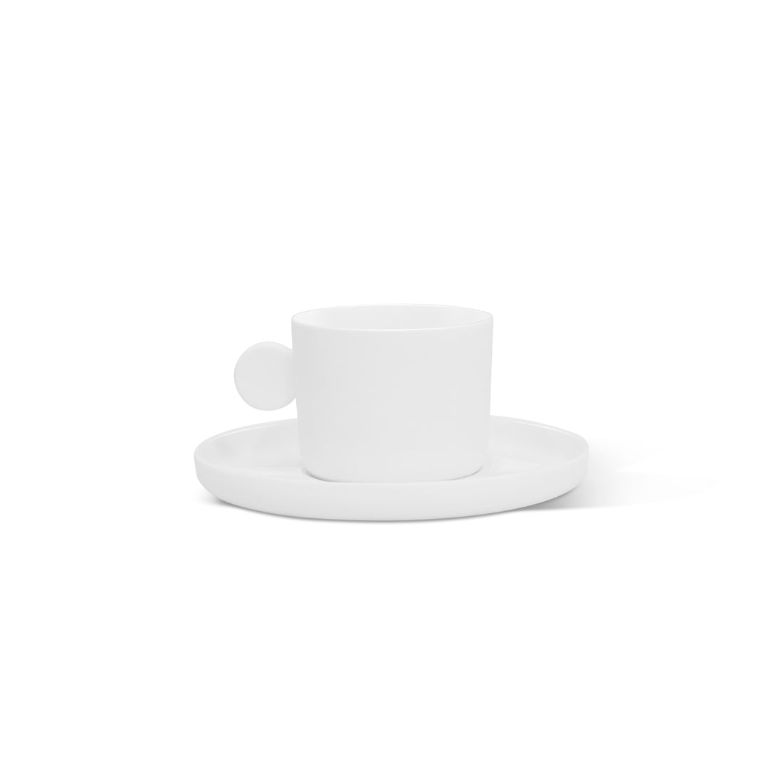 La tasse et sous-tasse en céramique blanc et épurée de la tasse et sous-tasse  en céramique | Ensemble de 6 de Humble Nature est présentée sur un fond blanc uni. Cette pièce de vaisselle en céramique présente un design minimaliste et une couleur blanche.