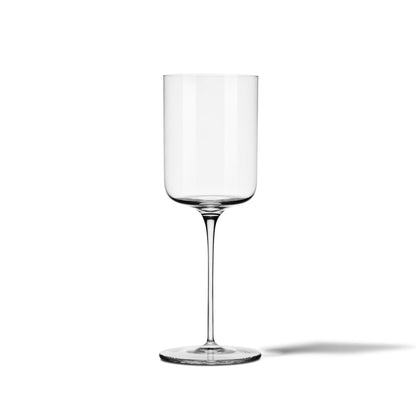 Verre à vin de la collection Humble Nature, soufflée à la main dans un cristal fin et léger. Cette pièce raffinée incarne le mariage parfait entre artisanat délicat, tradition et design contemporain, pour une expérience luxueuse et sophistiquée.